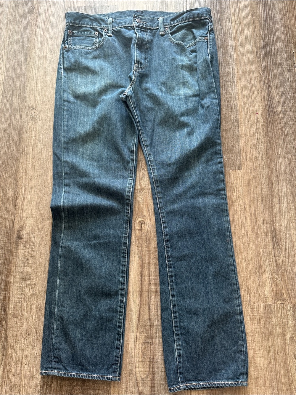 Classic Straight-Leg Levi’s 513 Jeans in Dark Blue